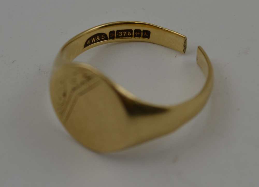 A GOLD SIGNET RING (cut), decoratively chased, without monogram, 4.5g - Image 2 of 2