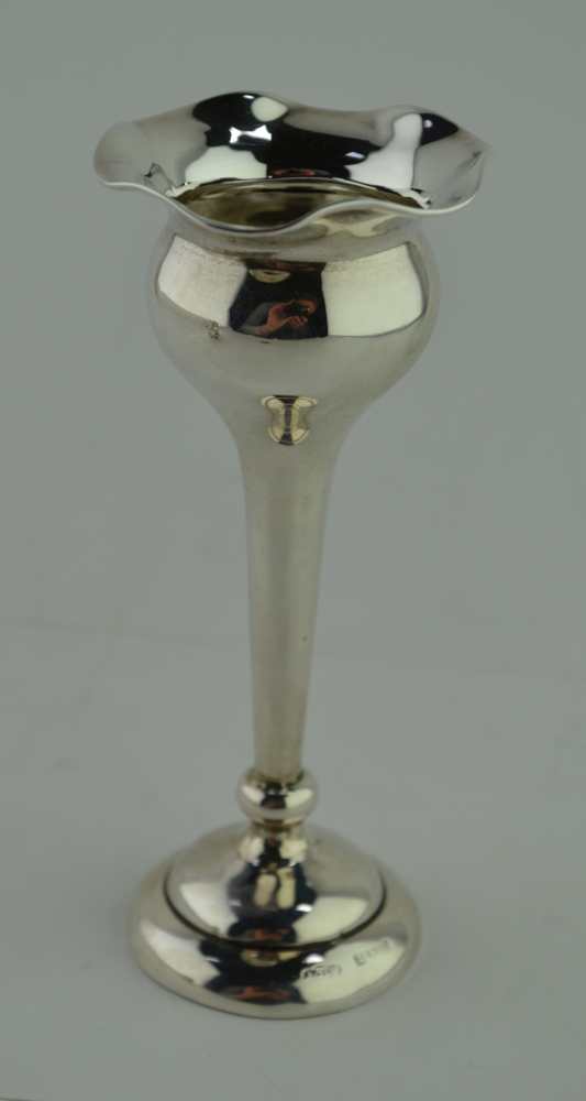 AN EARLY 20TH CENTURY SILVER BUD VASE, Birmingham 1914, 12.5cm high, together with a SILVER CYLINDER - Image 5 of 6