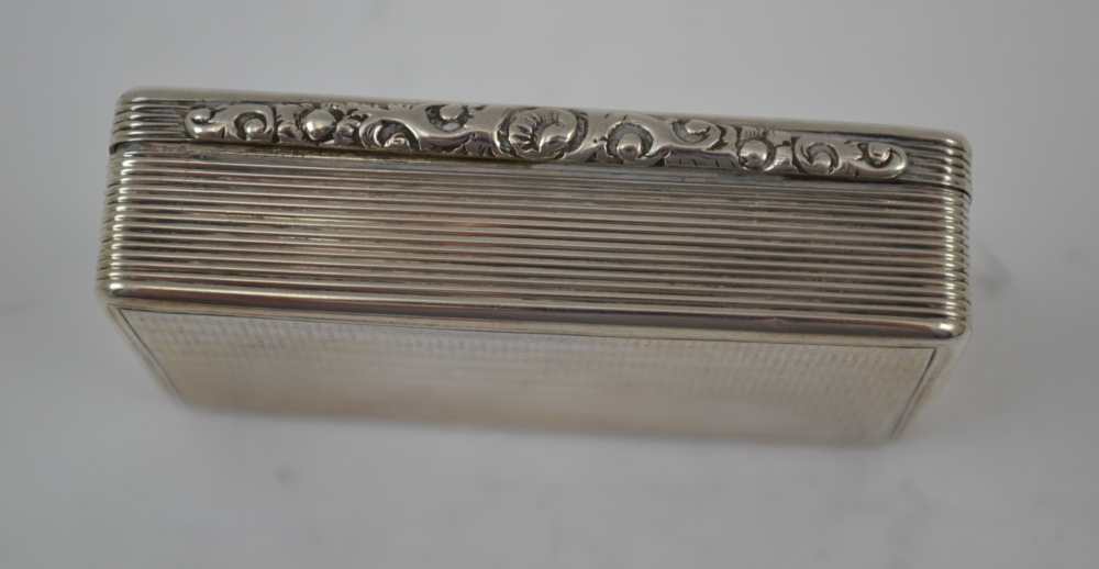 EDWARD SMITH A WILLIAM IV SILVER SNUFF BOX, engine turned decoration, the hinged cover with floral - Image 3 of 6