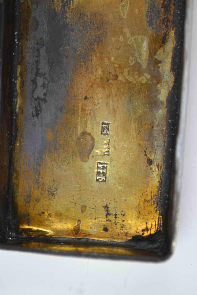 A RUSSIAN SILVER SNUFF BOX, the hinged cover and base engraved with architectural scenes, gilded - Image 6 of 6