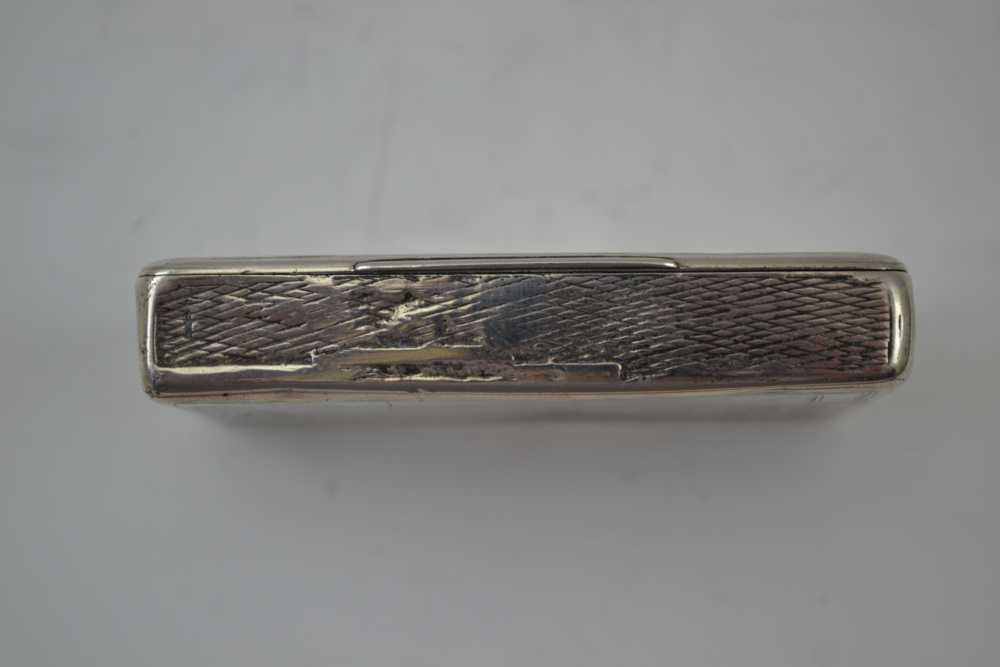 A RUSSIAN SILVER SNUFF BOX, the hinged cover and base engraved with architectural scenes, gilded - Image 4 of 6