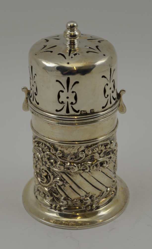 MAPPIN & WEBB A VICTORIAN EMBOSSED SILVER CASTER, Birmingham 1901, 11cm high, weight; 109g - Image 2 of 4