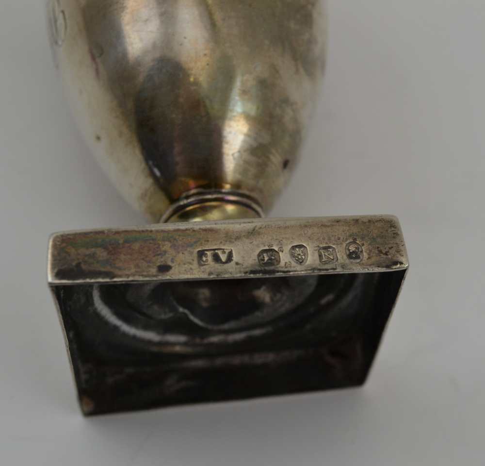 ALEXANDER FIELD A GEORGIAN SILVER CASTER, London 1808, 15cm high, weight; 85g - Image 4 of 4