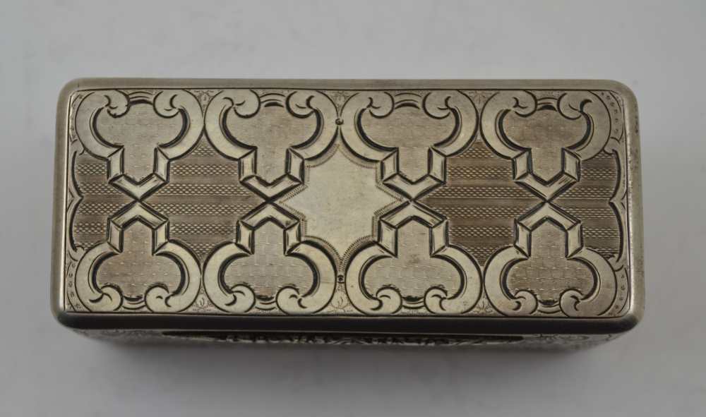 A 19TH CENTURY AUSTRO-HUNGARIAN SILVER SNUFF BOX, stylised, engraved and engine turned decoration, - Bild 2 aus 6