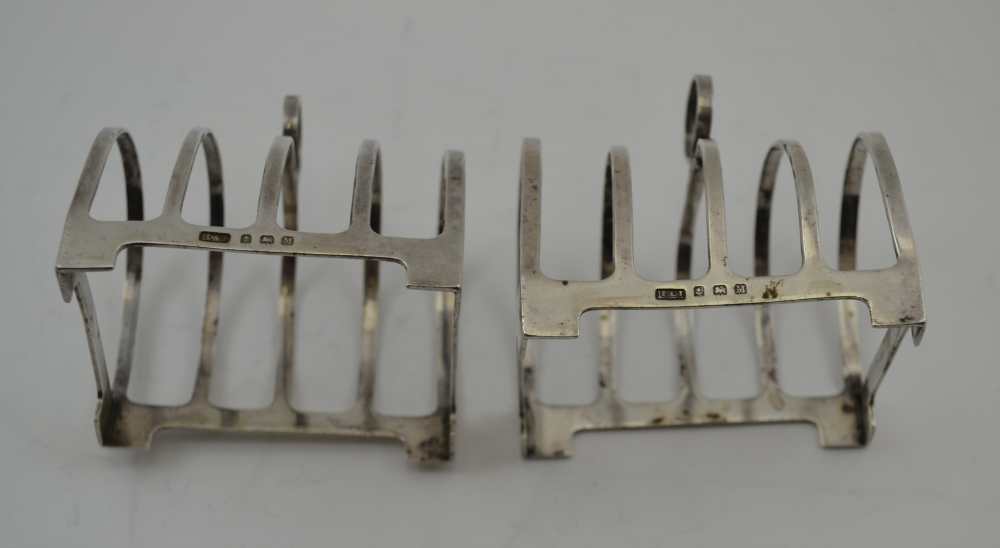 HAMILTON & INCHES A PAIR OF ART DECO SILVER TOAST RACKS, Birmingham 1936, combined weight; 82g - Image 4 of 5