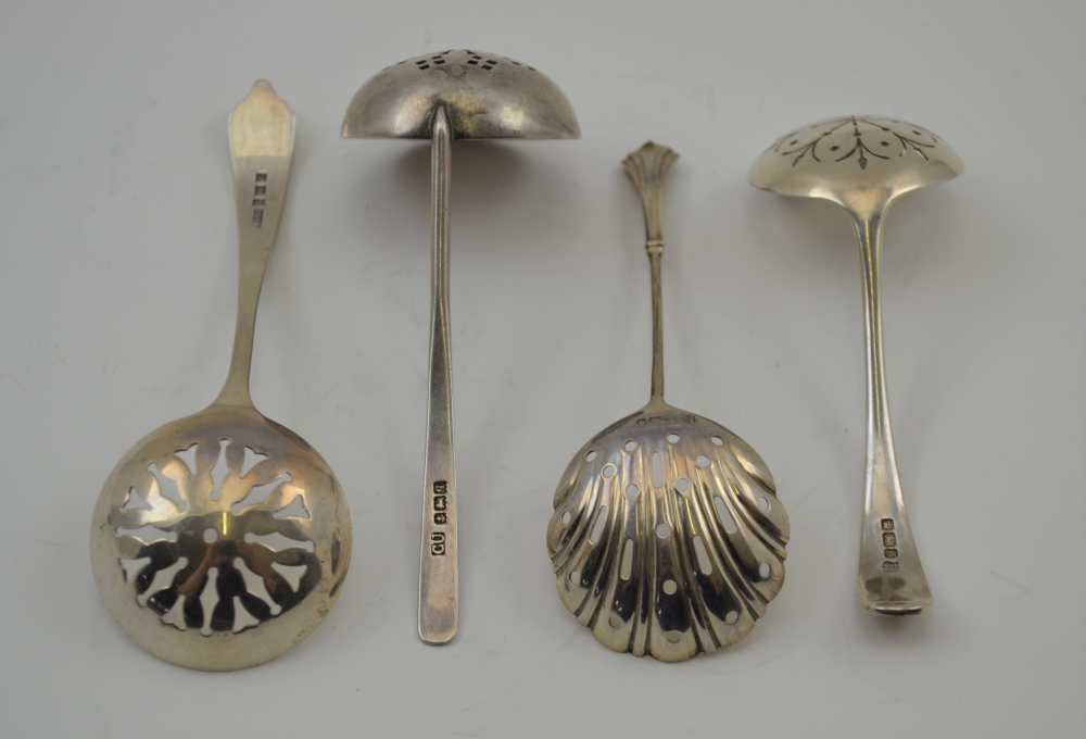 FOUR VARIOUS SILVER SIFTING LADLES, various designs and assay marks, to include the years; 1909, - Bild 2 aus 2