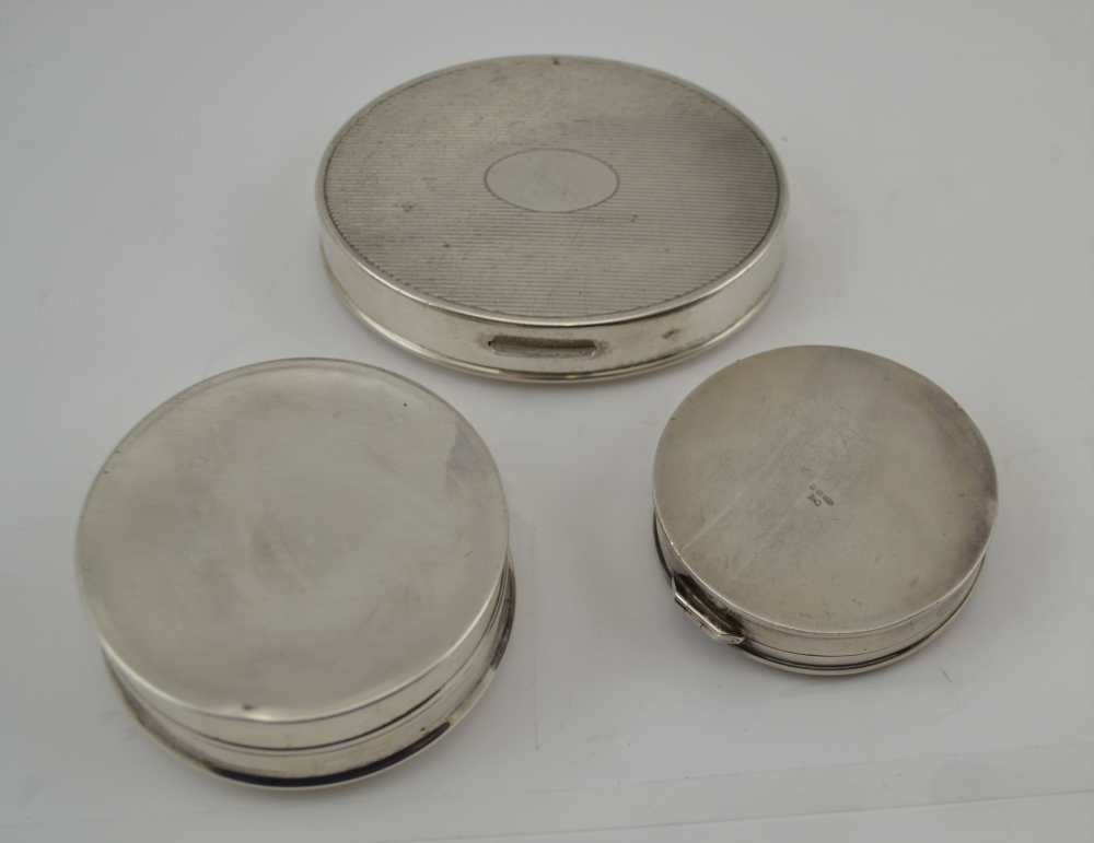 A "MAJESTIC" AMERICAN OVAL SILVER COMPACT, 7.5cm x 5.5cm, a SILVER BOX with embossed lid, Birmingham - Image 2 of 3