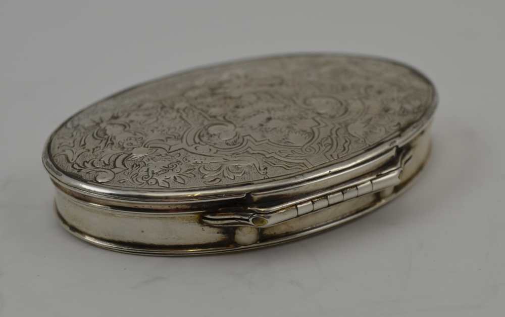 AN 18TH CENTURY OVAL SILVER SNUFF BOX, the repousse and engraved hinged cover with a scene of the - Image 4 of 5