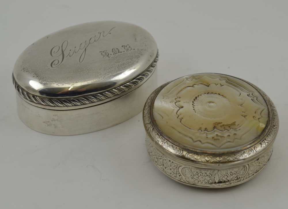 AN 18TH CENTURY CONTINENTAL WHITE METAL CIRCULAR SNUFF BOX, the hinged cover inlaid with a floral