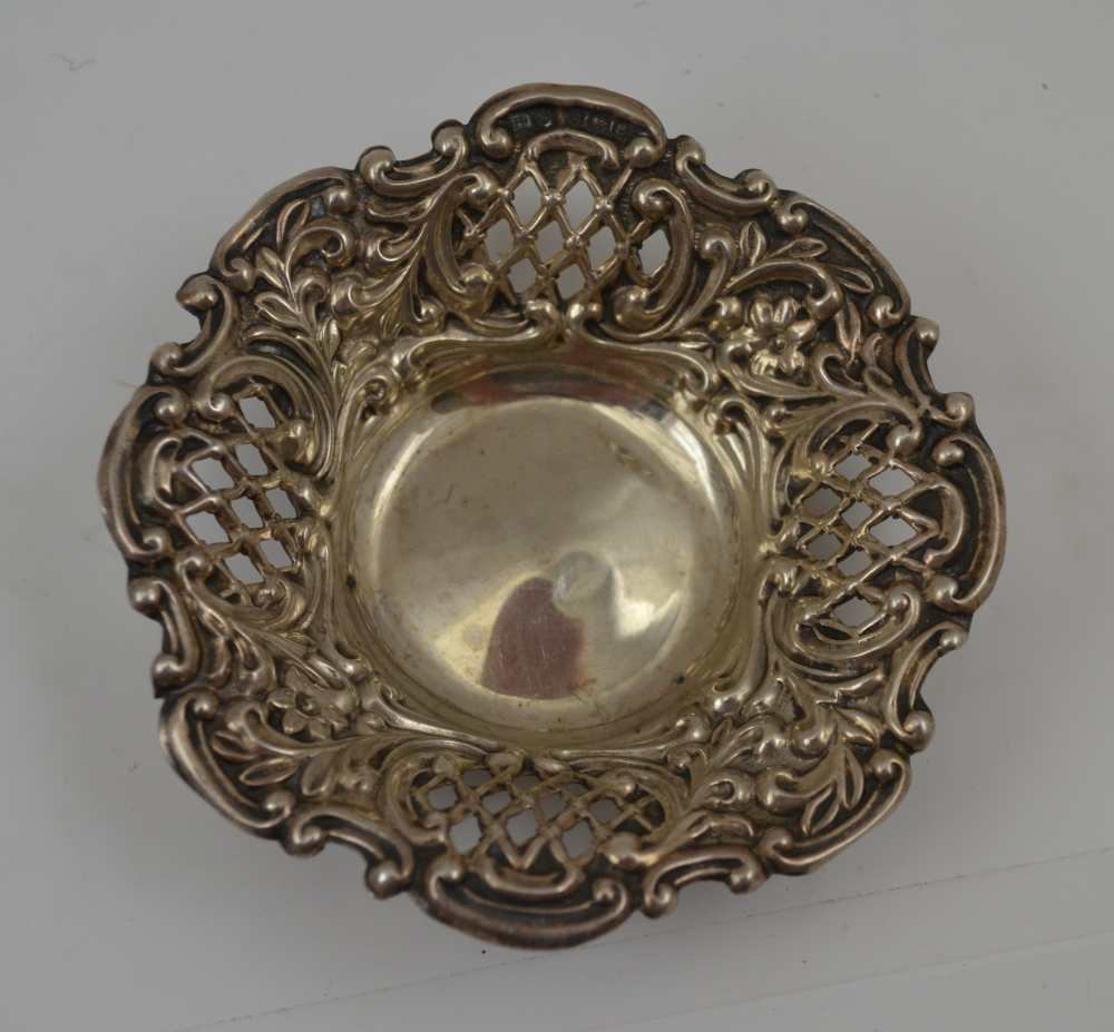 HENRY MATTHEWS AN EDWARDIAN SILVER SWEETMEAT DISH having pierced and repousse decoration, 8.5cm - Image 3 of 4