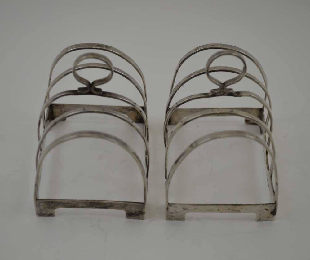 HAMILTON & INCHES A PAIR OF ART DECO SILVER TOAST RACKS, Birmingham 1936, combined weight; 82g - Image 3 of 5