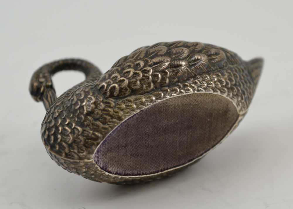 ADIE & LOVEKIN LTD. AN EDWARDIAN SILVER PIN CUSHION FASHIONED AS A SWAN, Birmingham 1908, 4.5cm - Image 3 of 6