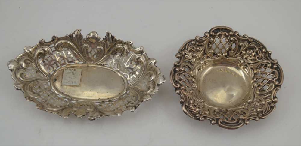 HENRY MATTHEWS AN EDWARDIAN SILVER SWEETMEAT DISH having pierced and repousse decoration, 8.5cm