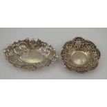 HENRY MATTHEWS AN EDWARDIAN SILVER SWEETMEAT DISH having pierced and repousse decoration, 8.5cm