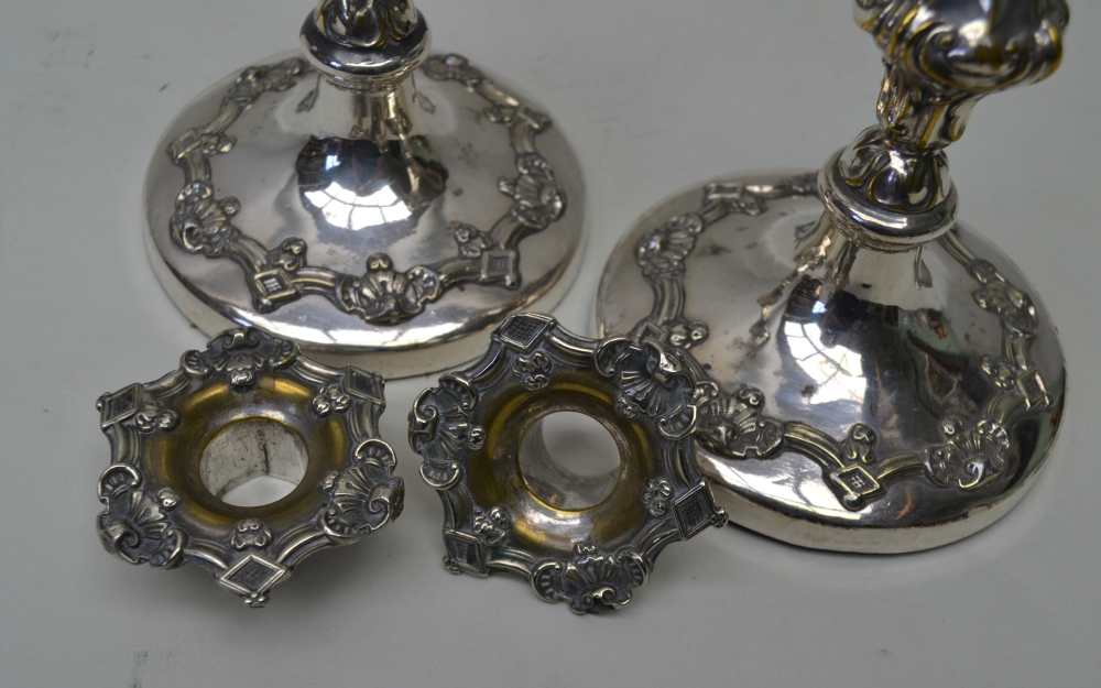 A PAIR OF SILVER PLATED CANDLESTICKS, 24.5cm high - Image 2 of 3