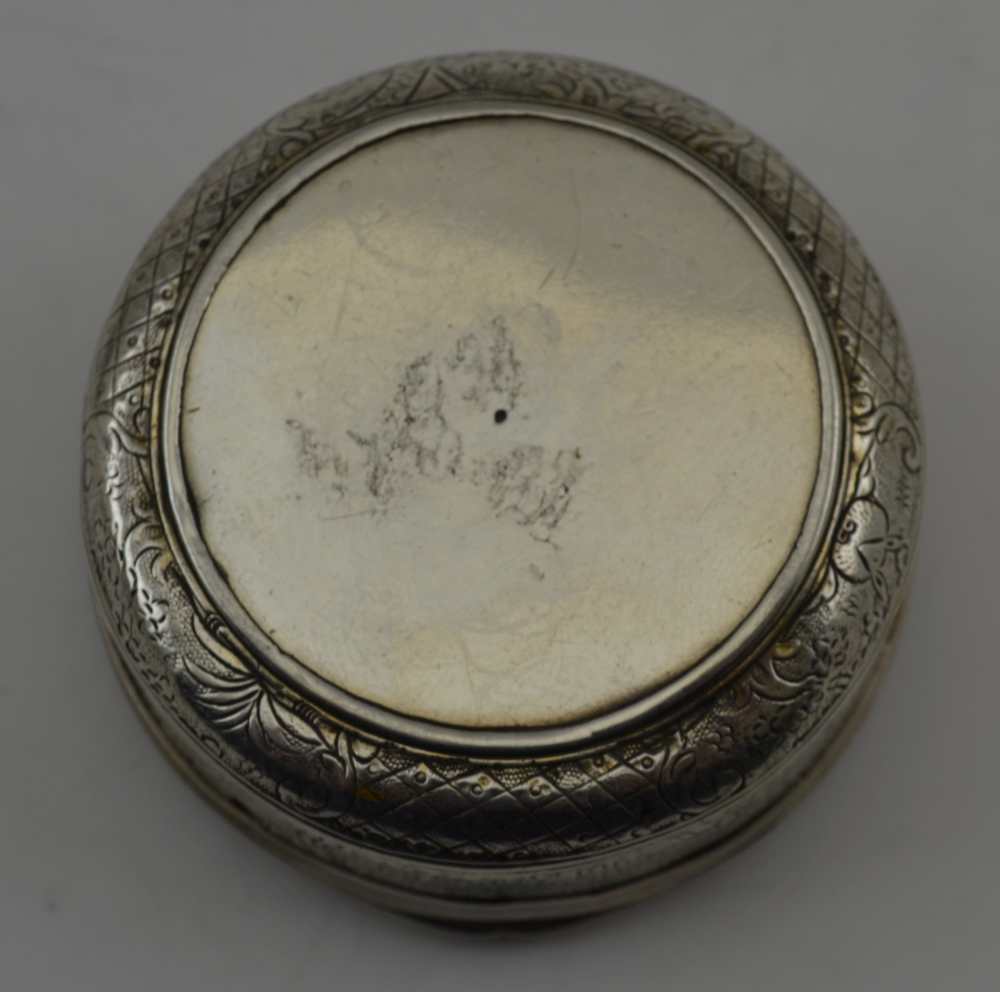 AN 18TH CENTURY CONTINENTAL WHITE METAL CIRCULAR SNUFF BOX, the hinged cover inlaid with a floral - Image 3 of 7