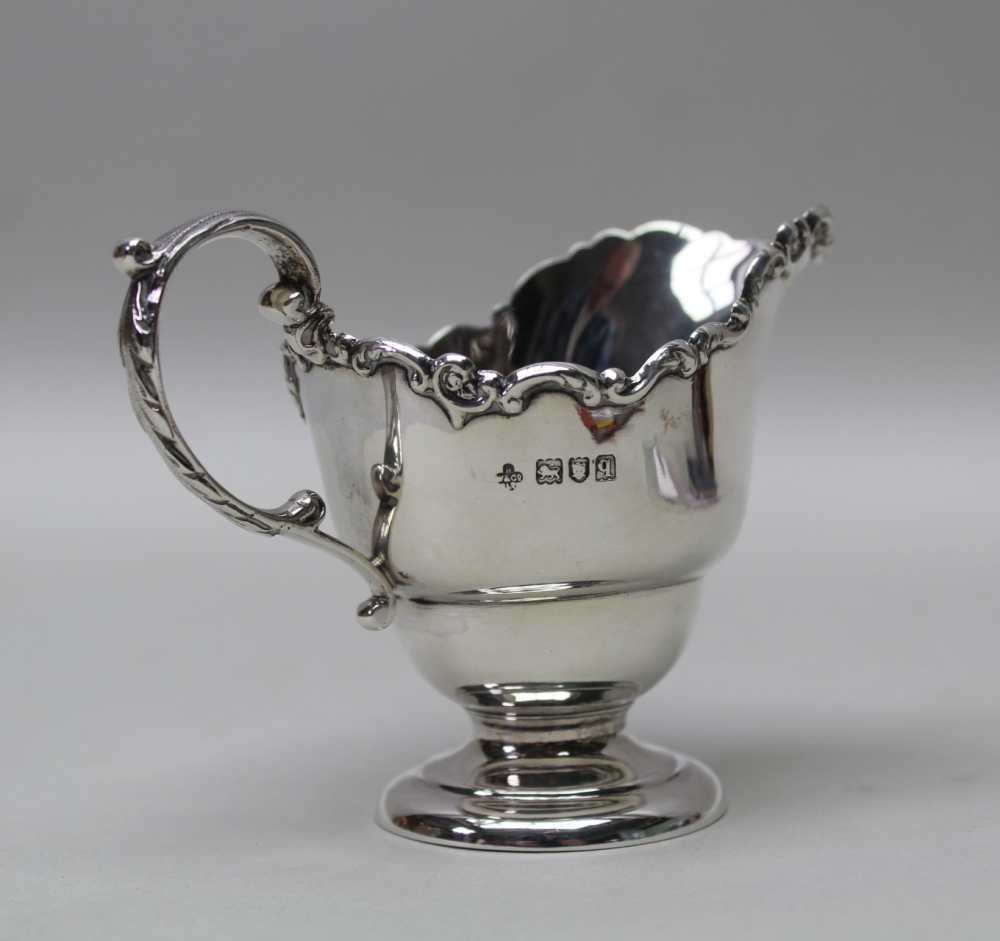 A SILVER CREAM JUG, London 1911, 105g - Image 2 of 3