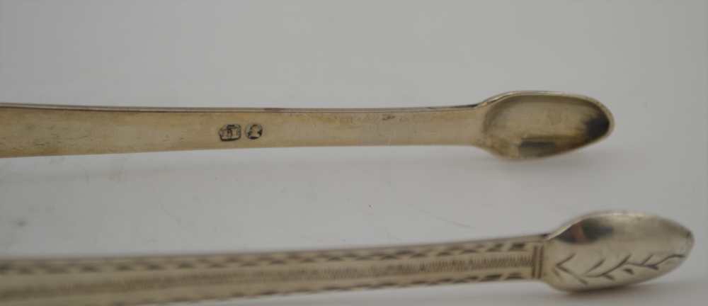 A PAIR OF GEORGIAN SILVER SUGAR TONGS with bright cut decoration, Exeter, weight; 39g - Image 3 of 3