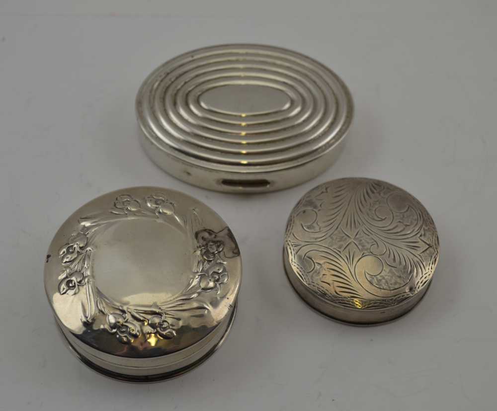 A "MAJESTIC" AMERICAN OVAL SILVER COMPACT, 7.5cm x 5.5cm, a SILVER BOX with embossed lid, Birmingham