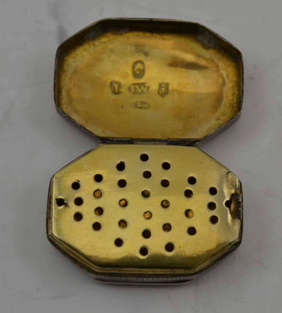 JOSEPH WILLMORE A GEORGE III SILVER VINAIGRETTE, of canted rectangular form, having chased and - Bild 4 aus 6