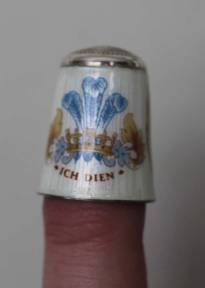 AN ENAMELLED SILVER THIMBLE, commemorating the wedding of Charles & Diana 1981, in case - Image 3 of 4