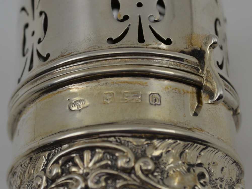 MAPPIN & WEBB A VICTORIAN EMBOSSED SILVER CASTER, Birmingham 1901, 11cm high, weight; 109g - Image 4 of 4