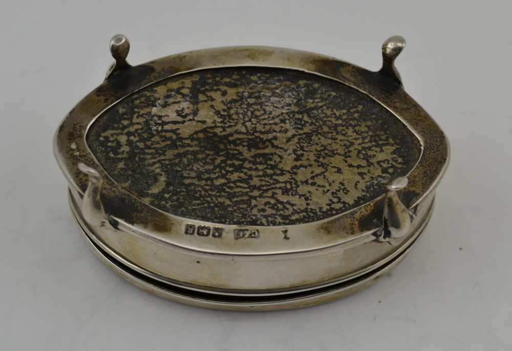 COHEN & CHARLES AN EDWARDIAN SILVER & TORTOISESHELL TABLE BOX, of elliptical form, the hinged - Image 4 of 10