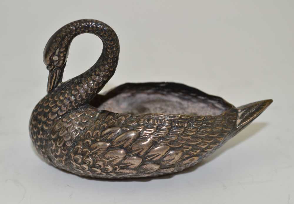 ADIE & LOVEKIN LTD. AN EDWARDIAN SILVER PIN CUSHION FASHIONED AS A SWAN, Birmingham 1908, 4.5cm - Image 2 of 6