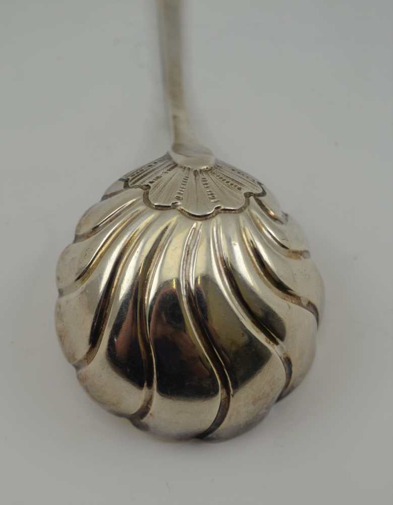 GEORGE SMITH AN 18TH CENTURY SILVER SHELL BOWLED LADLE, with bead edge handle, London 1783, - Image 3 of 4