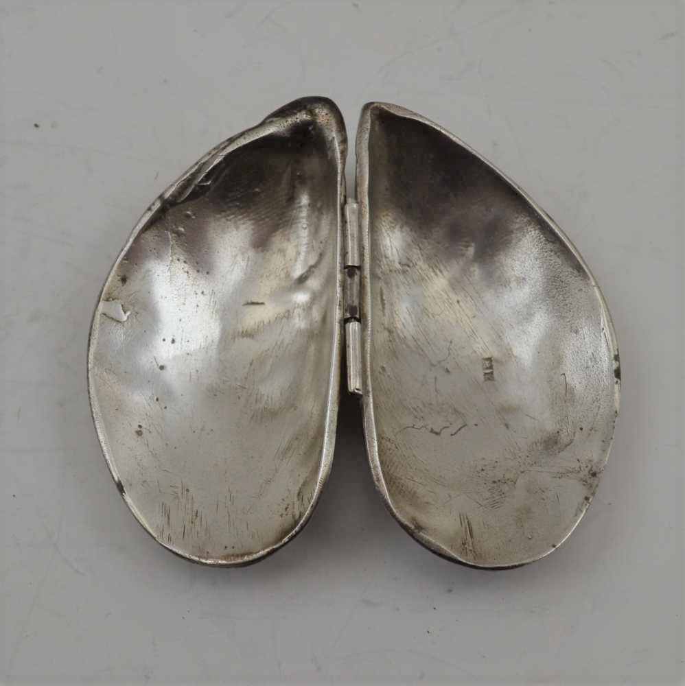 A SILVER PILL BOX CAST AS A MUSSEL SHELL, Birmingham 1973, 5.5cm, a Victorian blue flashed and cut - Image 3 of 3