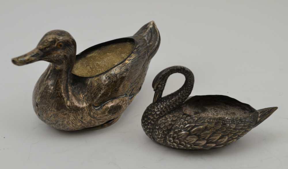 ADIE & LOVEKIN LTD. AN EDWARDIAN SILVER PIN CUSHION FASHIONED AS A SWAN, Birmingham 1908, 4.5cm