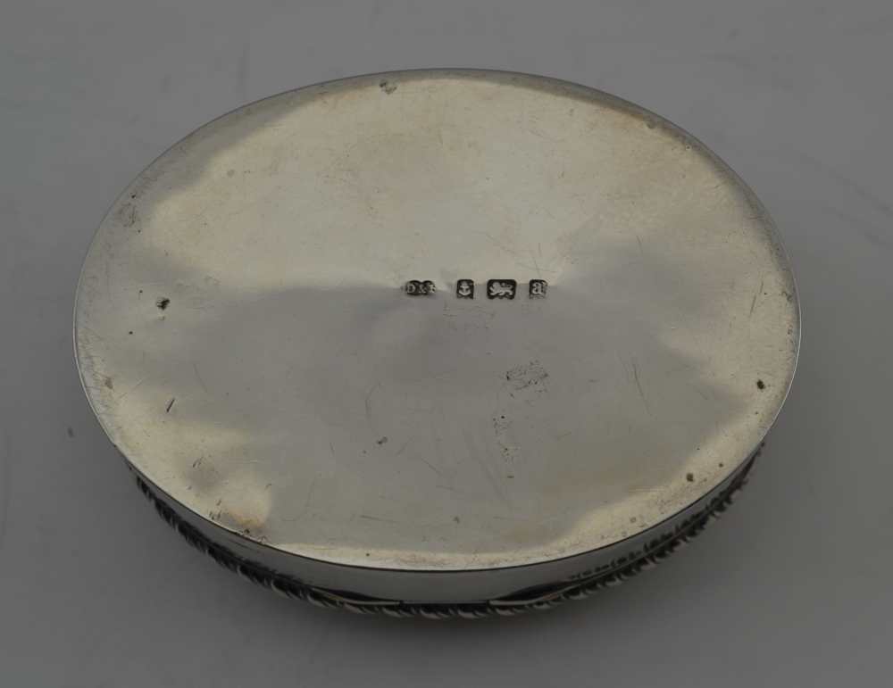 AN 18TH CENTURY CONTINENTAL WHITE METAL CIRCULAR SNUFF BOX, the hinged cover inlaid with a floral - Image 6 of 7