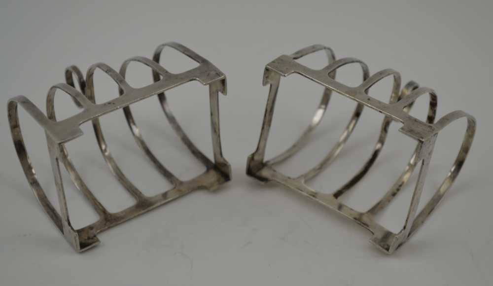 HAMILTON & INCHES A PAIR OF ART DECO SILVER TOAST RACKS, Birmingham 1936, combined weight; 82g - Image 2 of 5