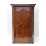 AN OAK CORNER CUPBOARD, mahogany crossbanded door inset shell patera, c,1800, 77cm high