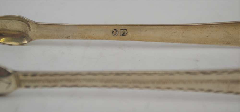 A PAIR OF GEORGIAN SILVER SUGAR TONGS with bright cut decoration, Exeter, weight; 39g - Image 2 of 3