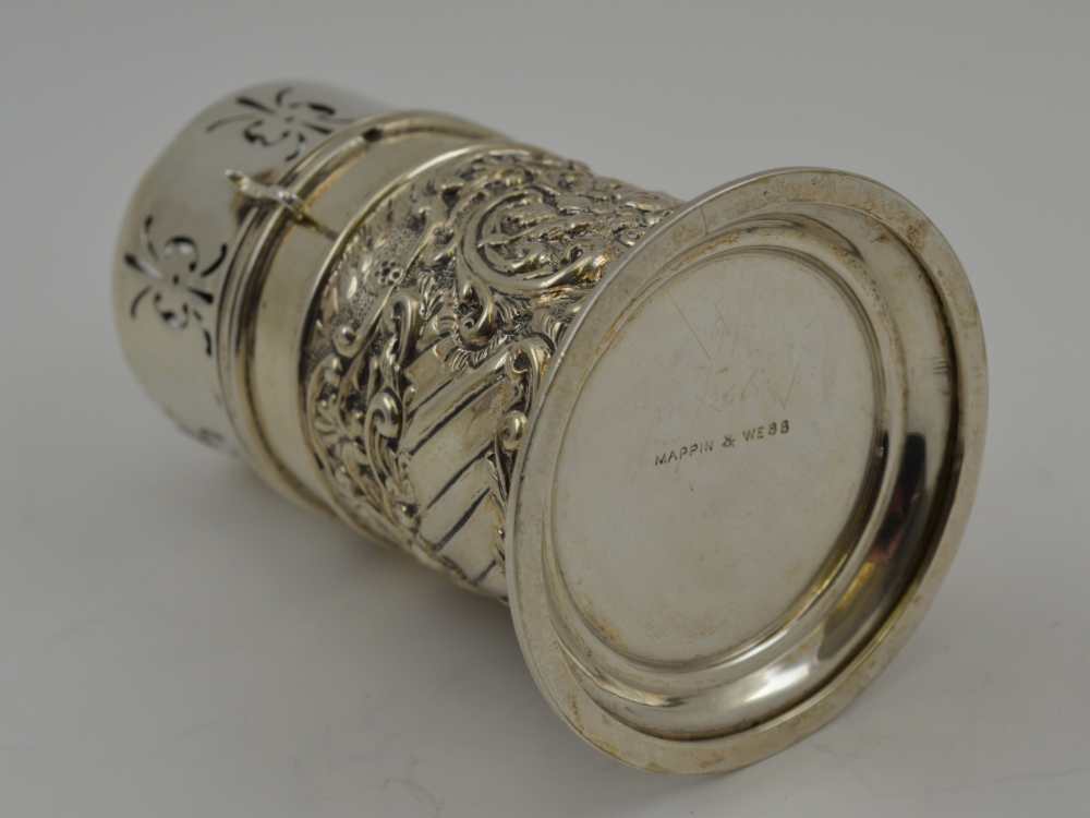 MAPPIN & WEBB A VICTORIAN EMBOSSED SILVER CASTER, Birmingham 1901, 11cm high, weight; 109g - Image 3 of 4