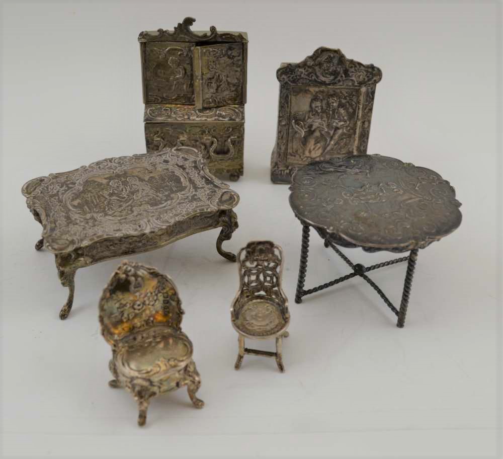 A COLLECTION OF DUTCH WHITE METAL MINIATURES, to include; furniture, Sedan chair, peacock, the - Bild 3 aus 4