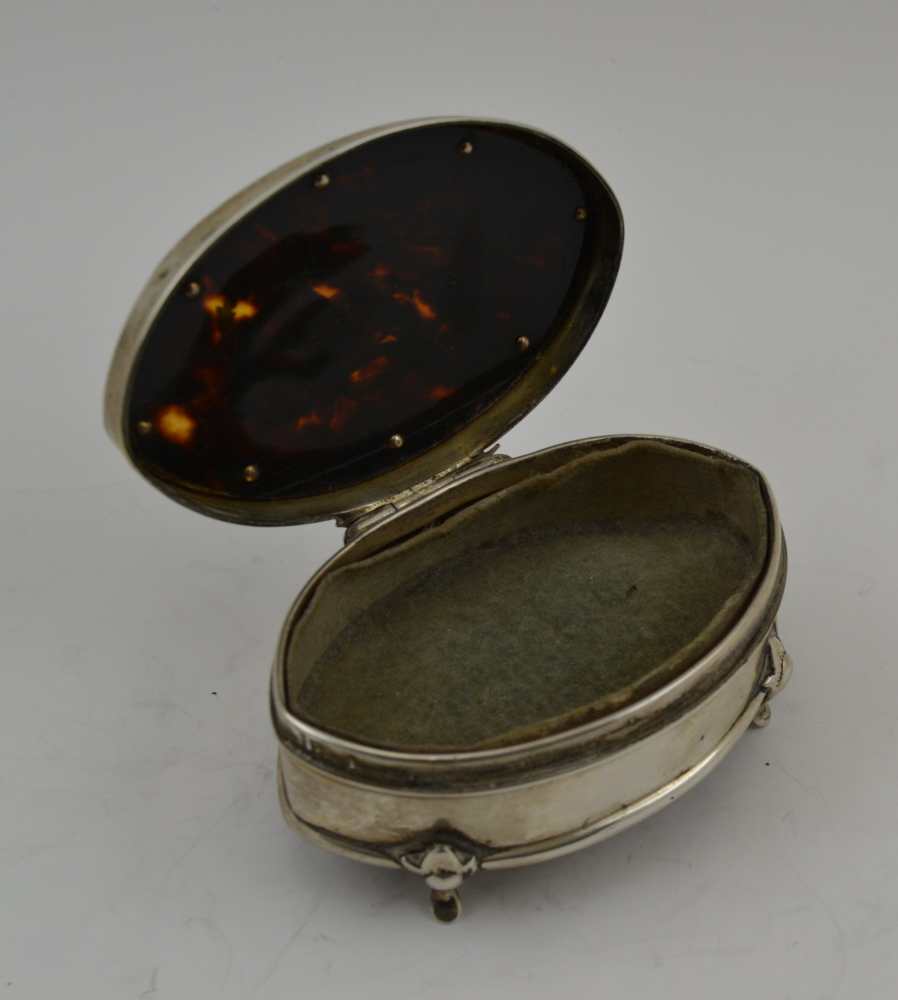 COHEN & CHARLES AN EDWARDIAN SILVER & TORTOISESHELL TABLE BOX, of elliptical form, the hinged - Bild 3 aus 10