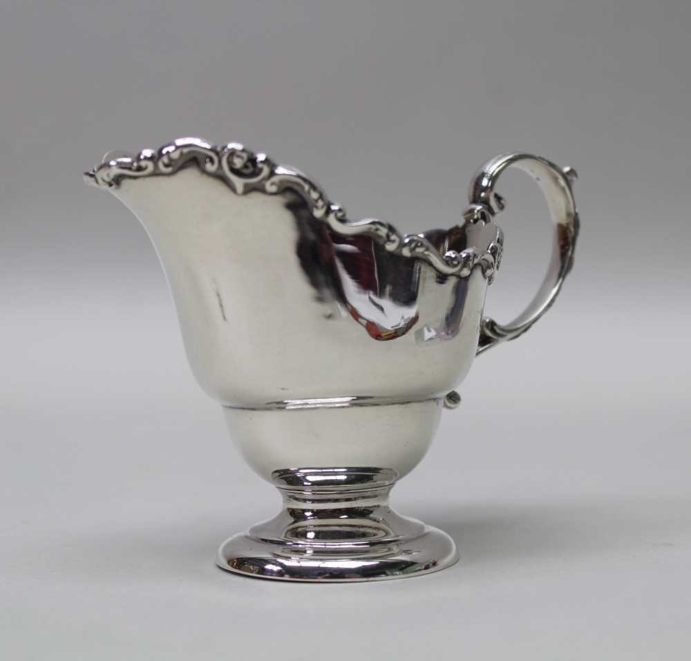 A SILVER CREAM JUG, London 1911, 105g