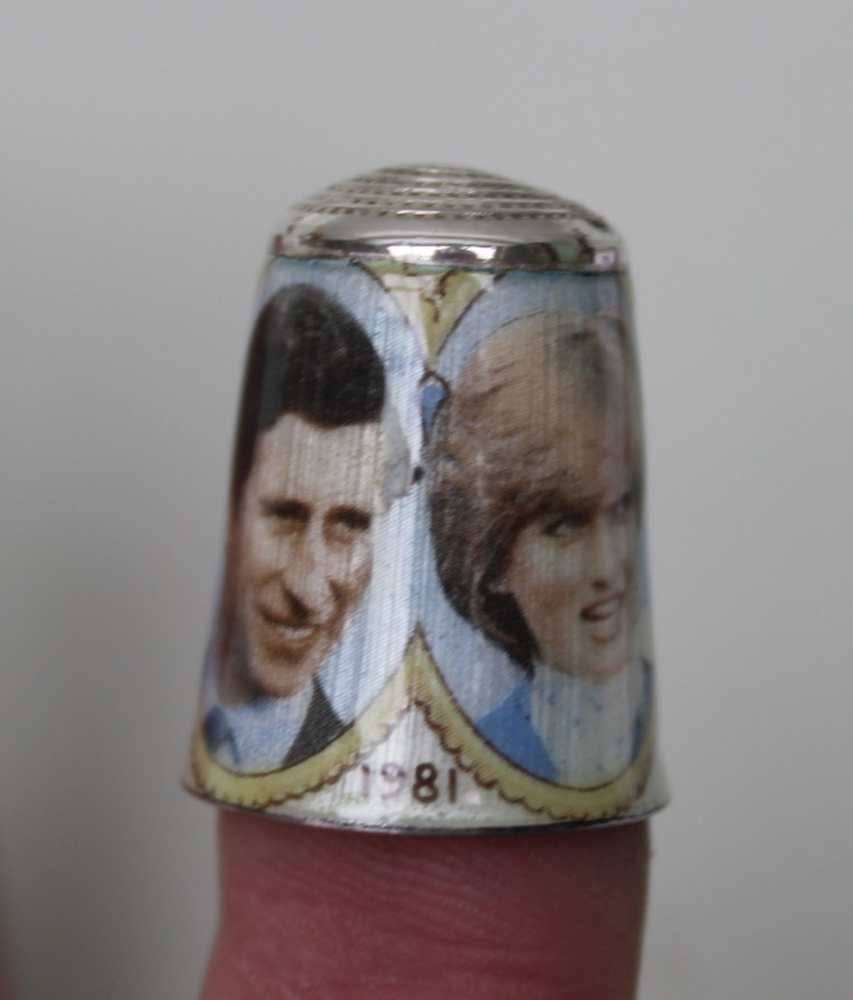 AN ENAMELLED SILVER THIMBLE, commemorating the wedding of Charles & Diana 1981, in case - Image 2 of 4