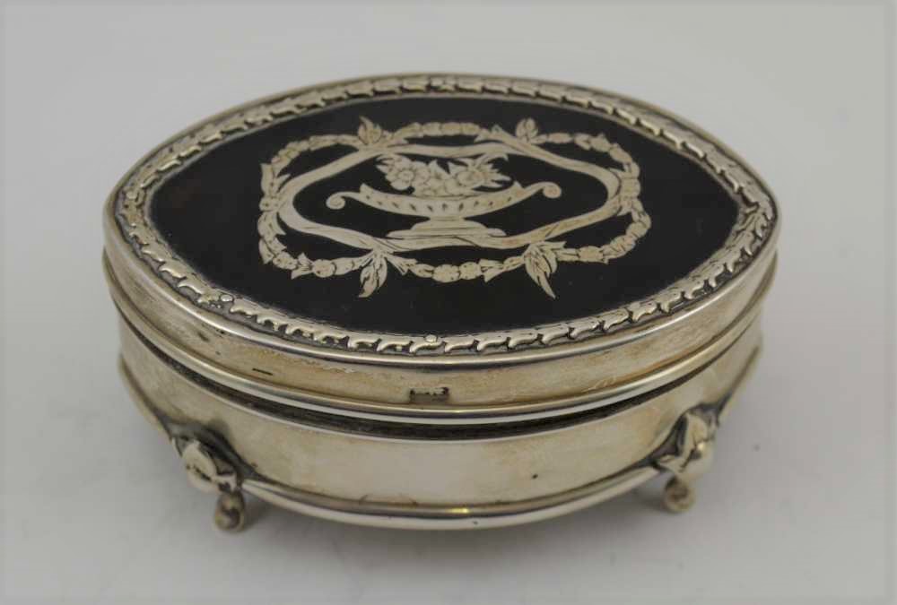 COHEN & CHARLES AN EDWARDIAN SILVER & TORTOISESHELL TABLE BOX, of elliptical form, the hinged - Bild 2 aus 10