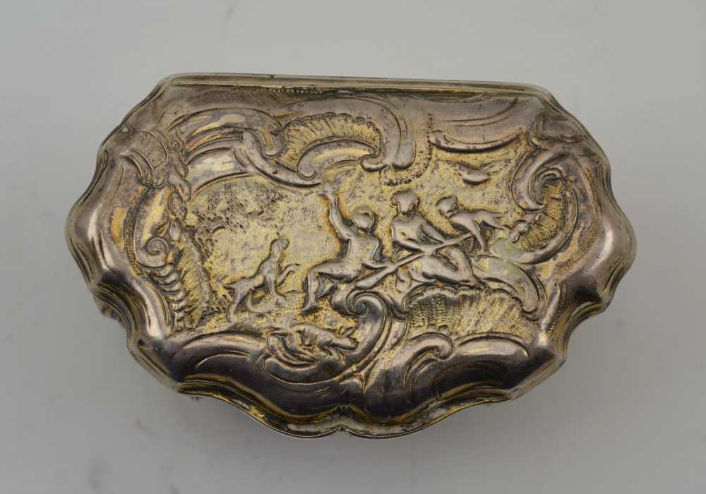 AN 18TH CENTURY PARCEL GILT WHITE METAL CONTINENTAL SNUFF BOX, of Rococo serpentine form, repousse - Image 2 of 5