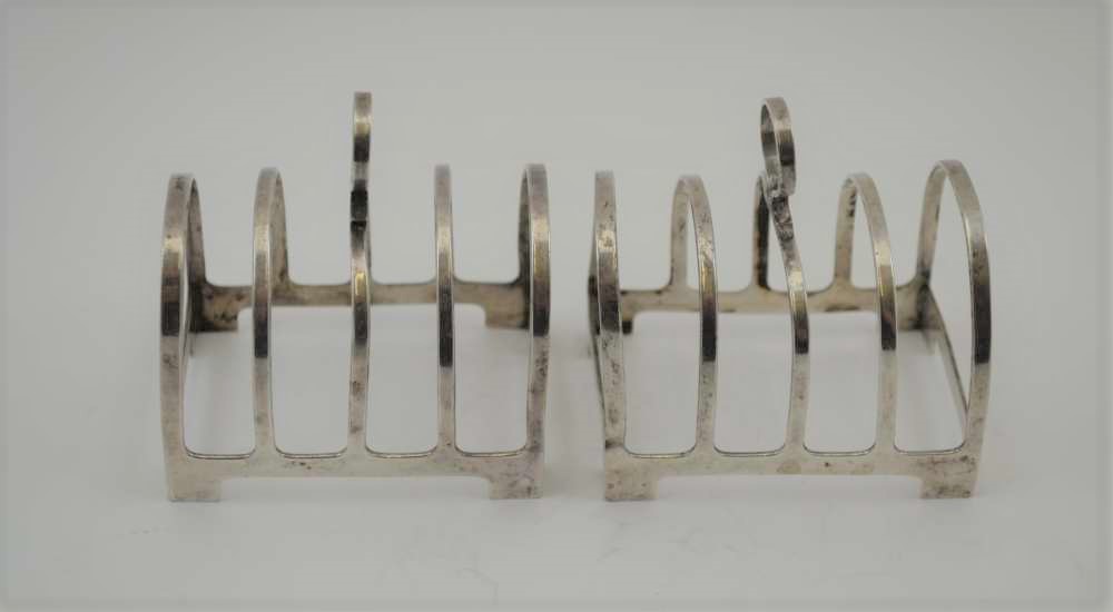 HAMILTON & INCHES A PAIR OF ART DECO SILVER TOAST RACKS, Birmingham 1936, combined weight; 82g