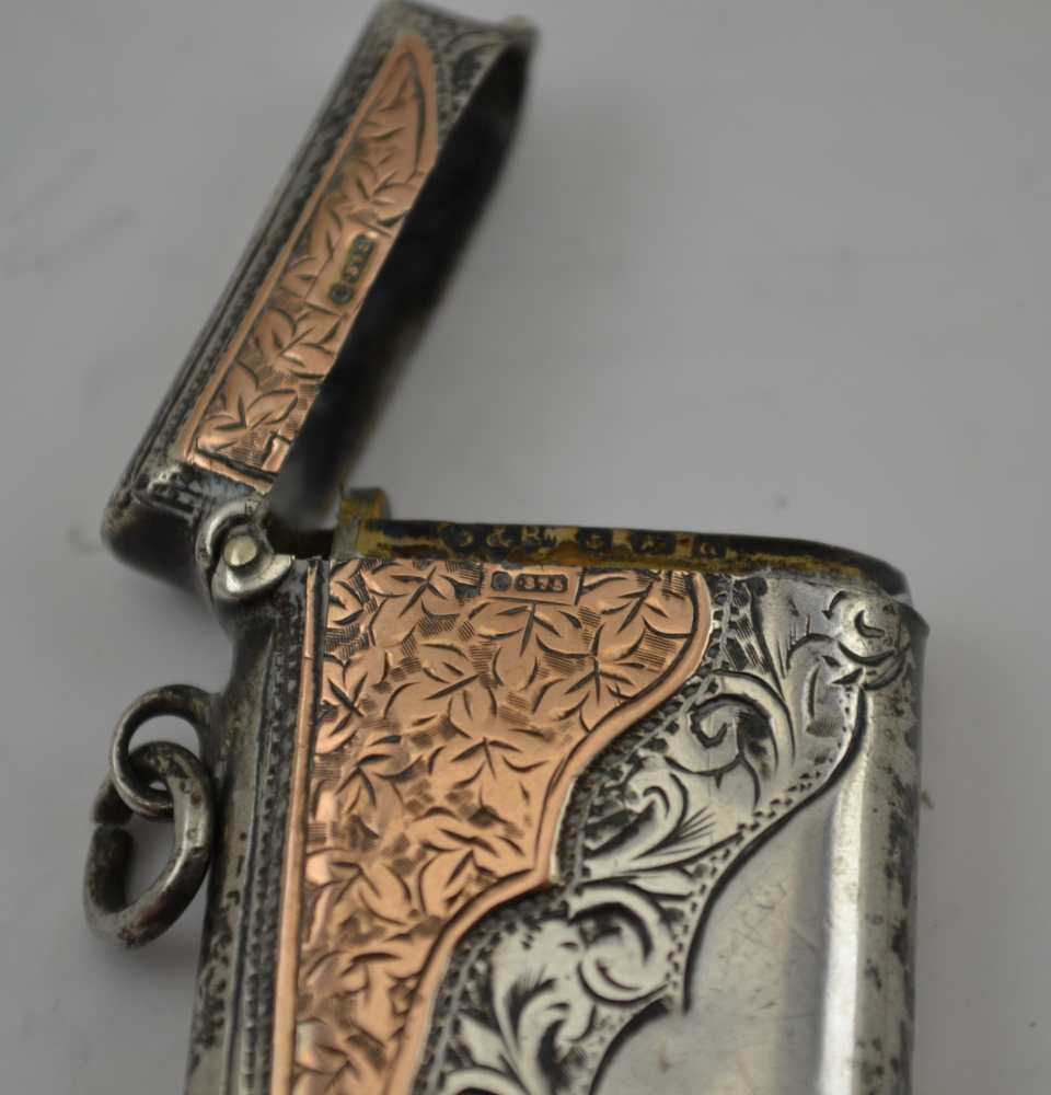 SMITH & BARTLAM AN EDWARDIAN SILVER VESTA CASE the front mounted with 9ct gold, fitted suspension - Bild 4 aus 4