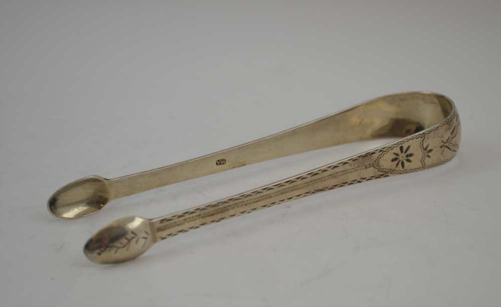 A PAIR OF GEORGIAN SILVER SUGAR TONGS with bright cut decoration, Exeter, weight; 39g