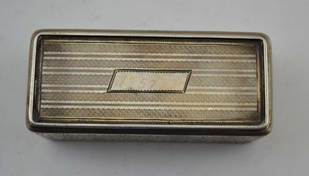 A 19TH CENTURY AUSTRO-HUNGARIAN SILVER SNUFF BOX, stylised, engraved and engine turned decoration, - Bild 3 aus 6