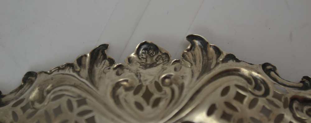 HENRY MATTHEWS AN EDWARDIAN SILVER SWEETMEAT DISH having pierced and repousse decoration, 8.5cm - Image 2 of 4