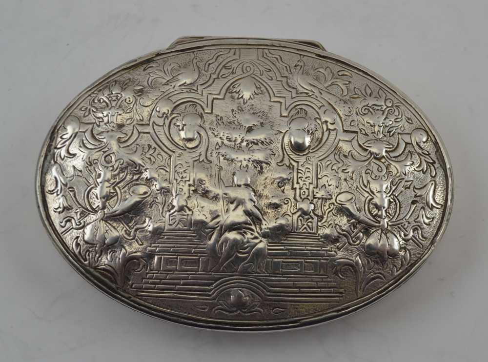 AN 18TH CENTURY OVAL SILVER SNUFF BOX, the repousse and engraved hinged cover with a scene of the - Image 2 of 5