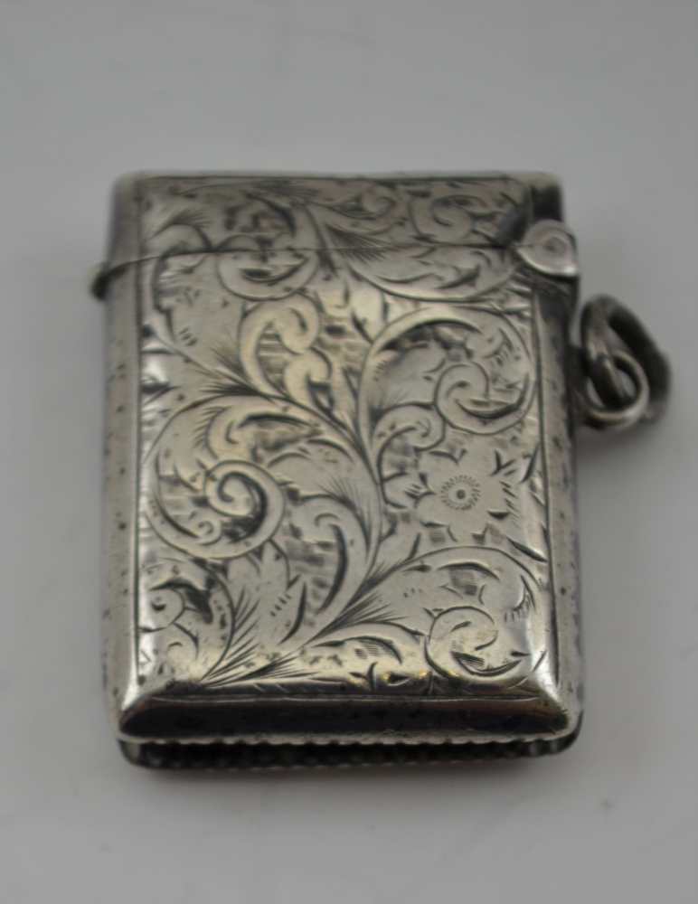 SMITH & BARTLAM AN EDWARDIAN SILVER VESTA CASE the front mounted with 9ct gold, fitted suspension - Bild 2 aus 4