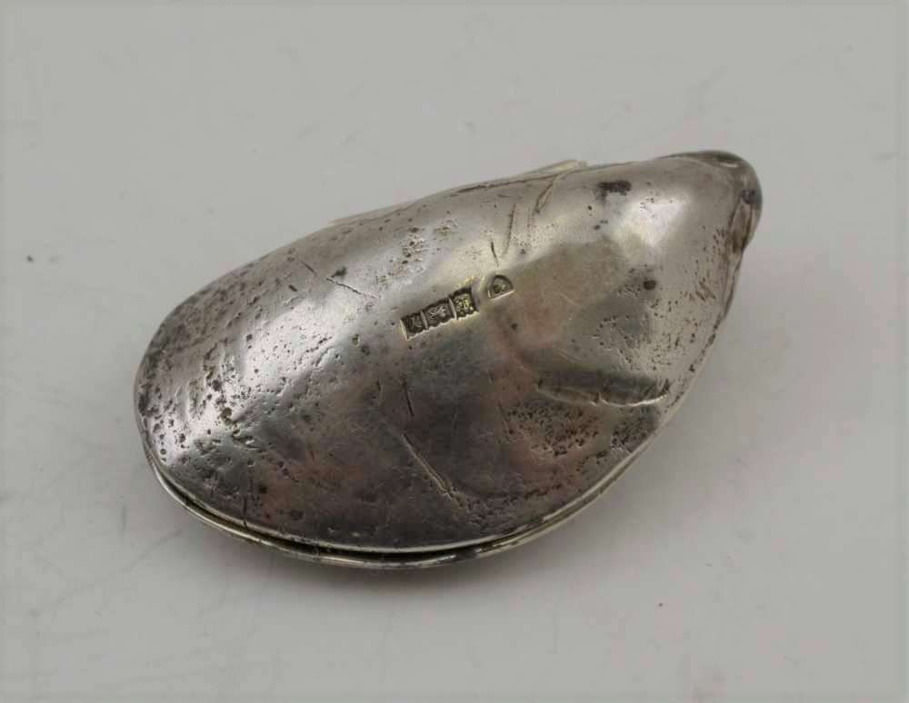 A SILVER PILL BOX CAST AS A MUSSEL SHELL, Birmingham 1973, 5.5cm, a Victorian blue flashed and cut - Image 2 of 3